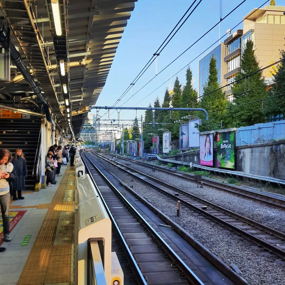 原宿街景、車站與月台，原貼文第 3 張照片