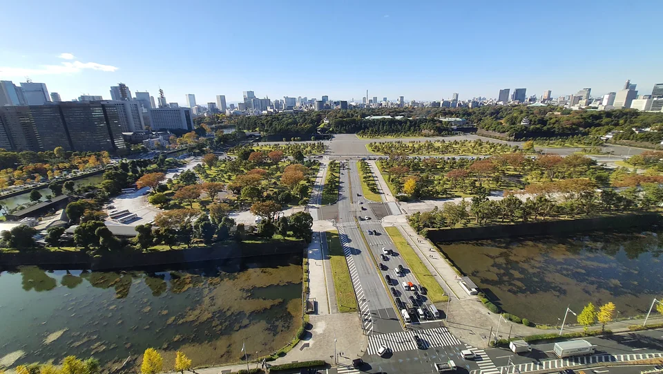 從高處俯瞰東京皇居外苑、護城河與城市天際線