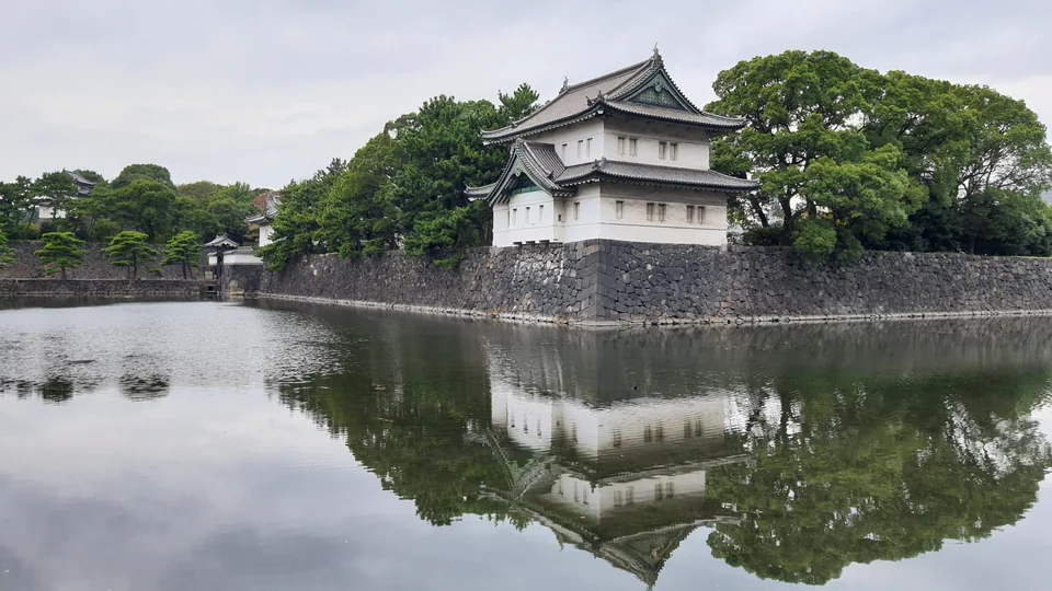 皇居外圍建築、樹木與水面倒影