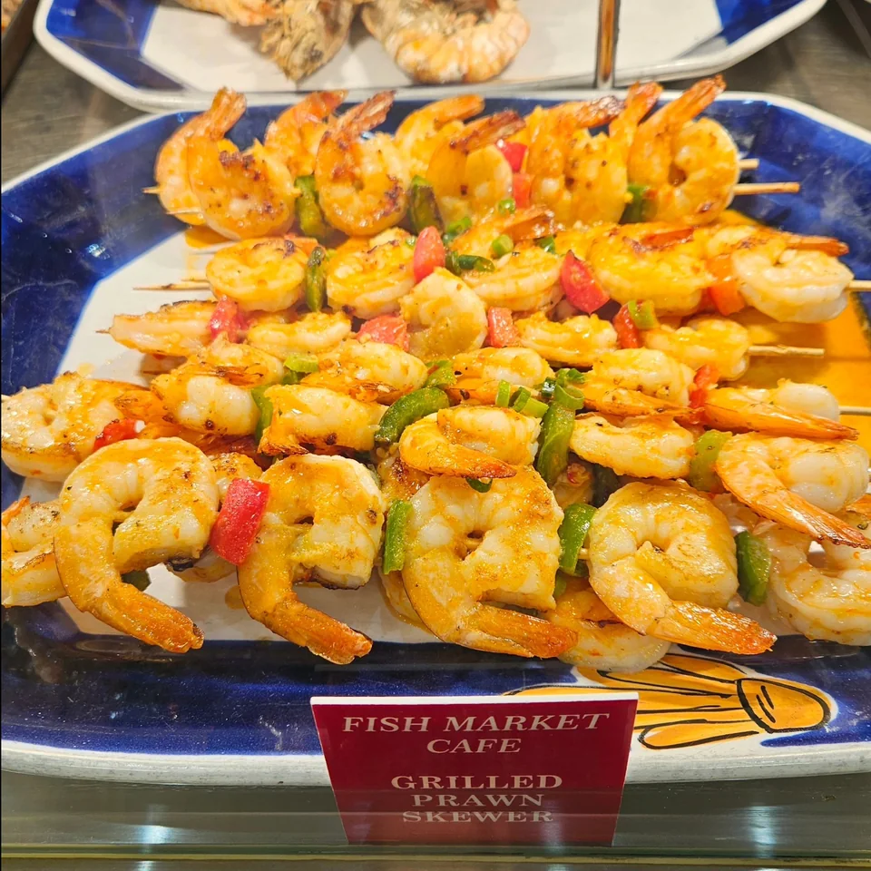 魚市場櫃台上的烤蝦串