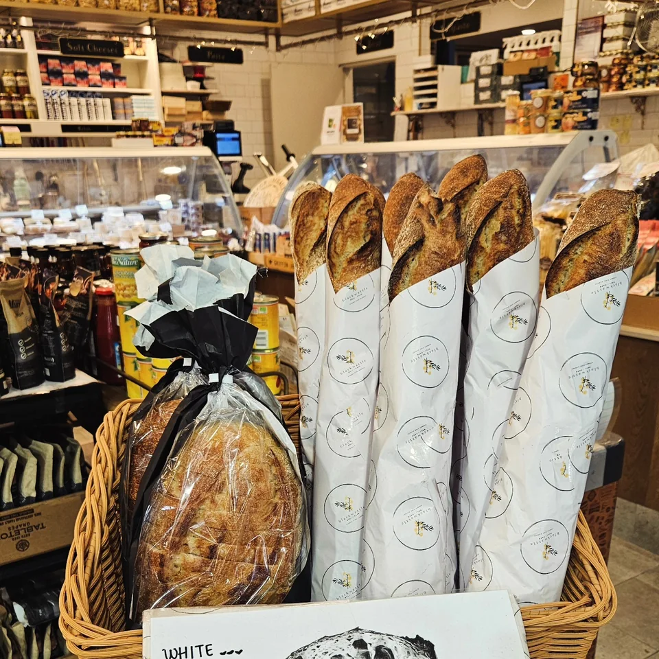 魚市場店內的包裝魚貨展示