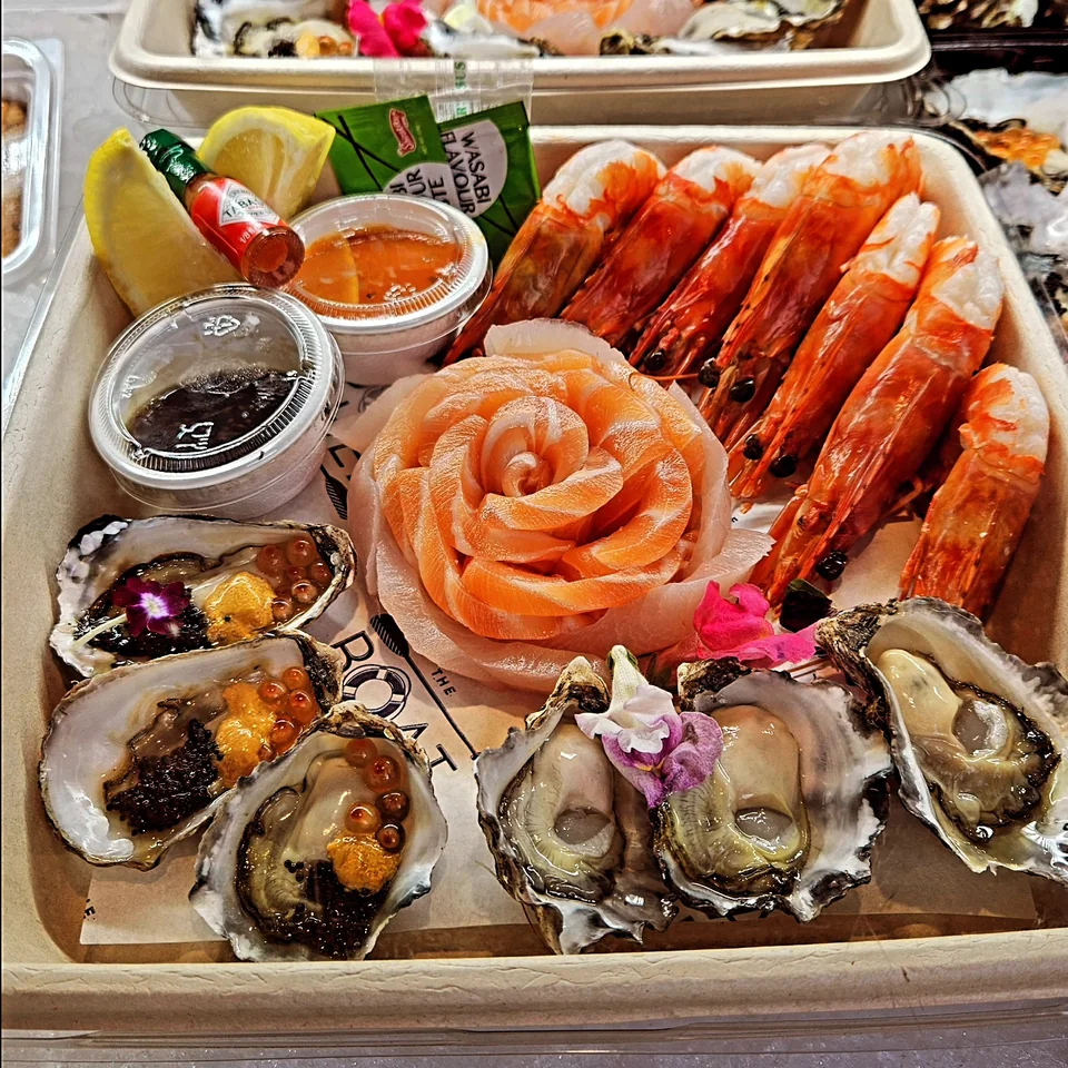 魚市場展示架上整齊排列的生蠔