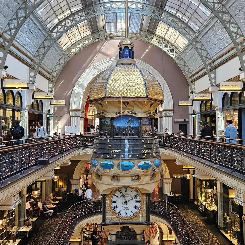 QVB 上層長廊俯瞰機械大鐘與中庭