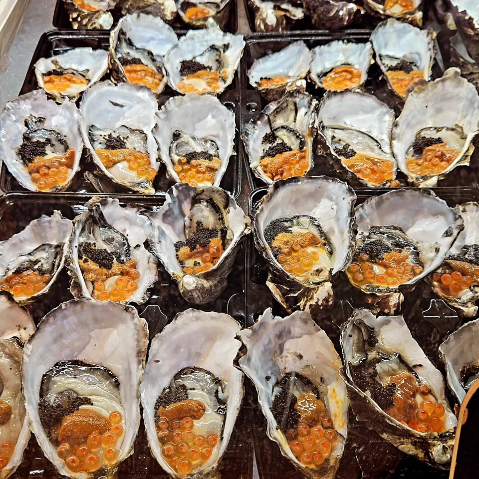 魚市場展示架上的生蠔
