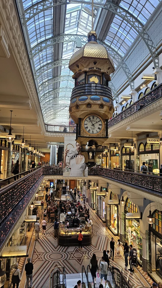 QVB 中庭的機械大鐘與古典拱廊