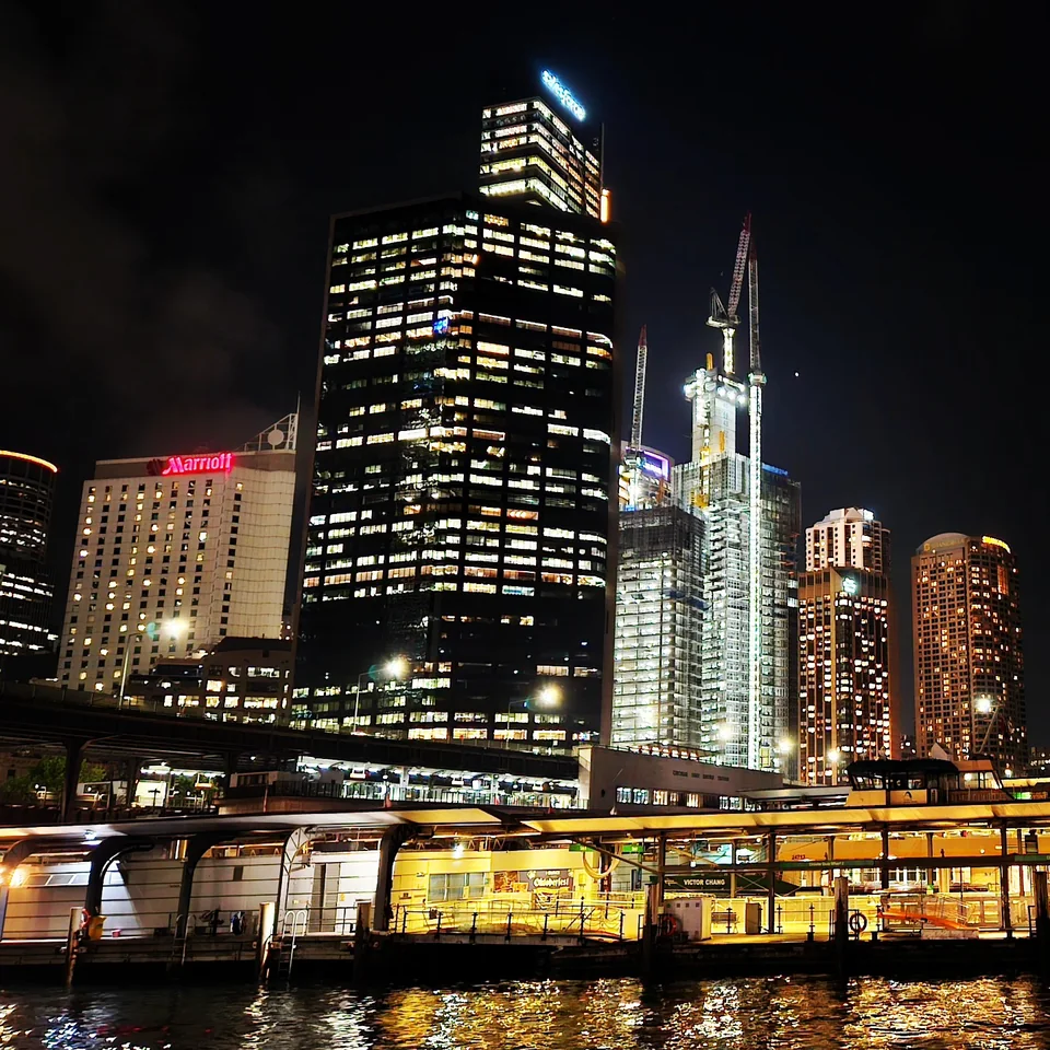 環形碼頭渡輪碼頭與市區夜景天際線 · Post 7 第 2 張