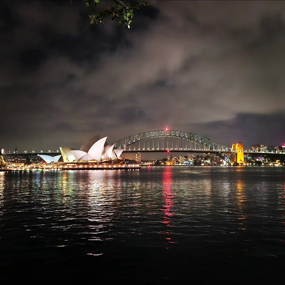 歌劇院與海港大橋夜景，水面倒影