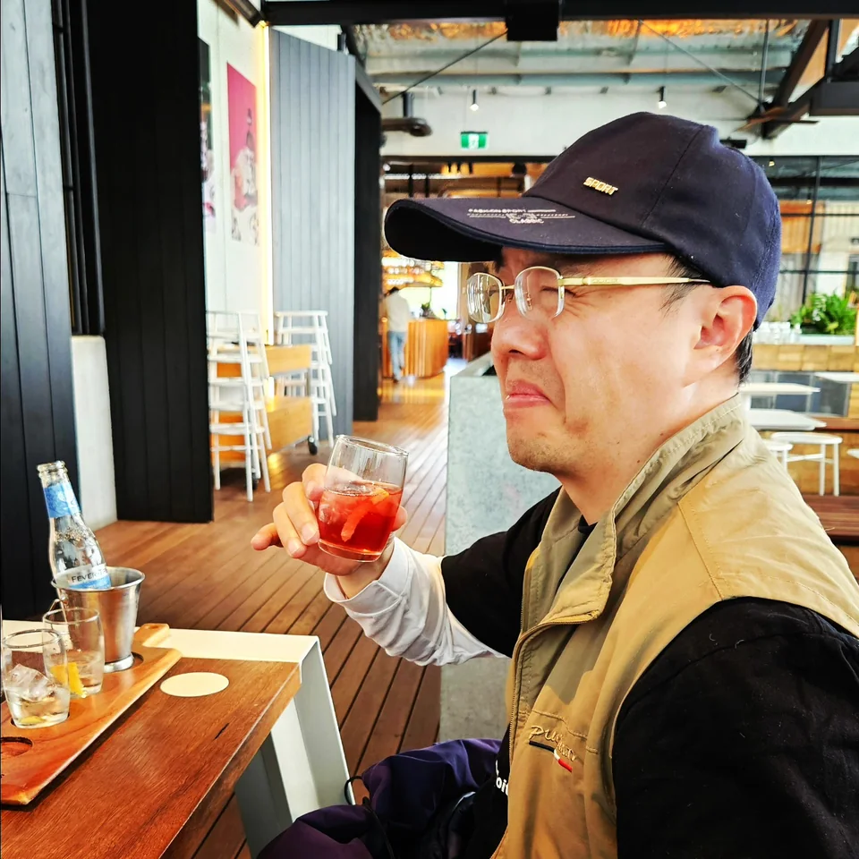 直衝鼻腔的杜松子苦澀酸度！作者品嚐琴酒瞬間面部五官抽筋失控