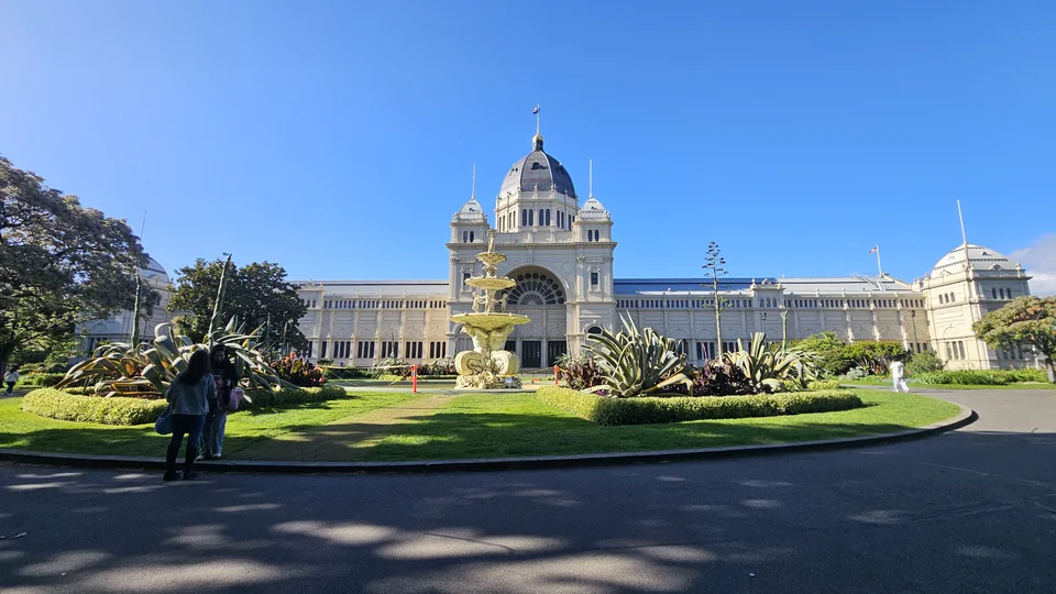 黃昏金光照耀下的卡爾頓花園與皇家展覽館
