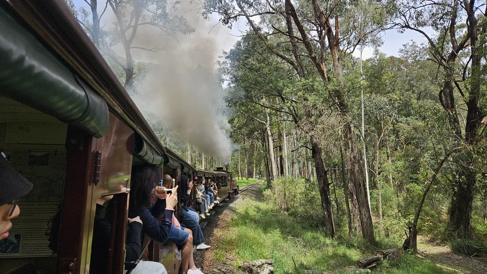 普芬比利蒸汽火車行經尤肯溪木棧橋經典大弧線