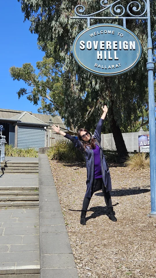走出巴拉瑞特（Ballarat）百年火車站，乾淨透徹的藍天與安靜沈穩的古典街景 · 11/03 11:08