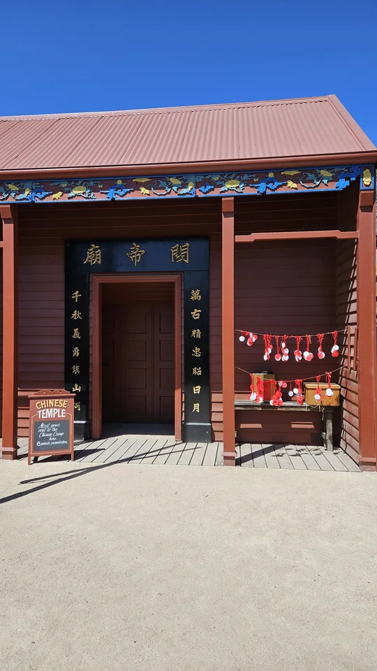 華工開拓營區裡的信仰中心——關帝廟正門，門柱鐫刻著「武廟千秋照日月，伏魔萬里鎮金山」 · 11/03 11:25