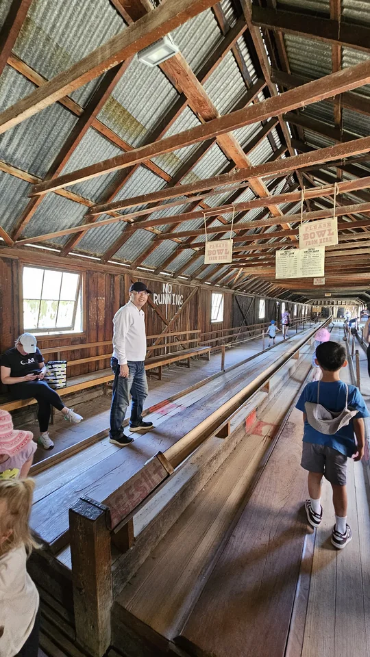 全木造古董保齡球館：挑高粗獷的木樑屋架、手工木球與原木球道，每一次擊倒都引來滿堂歡呼 · 11/03 13:50