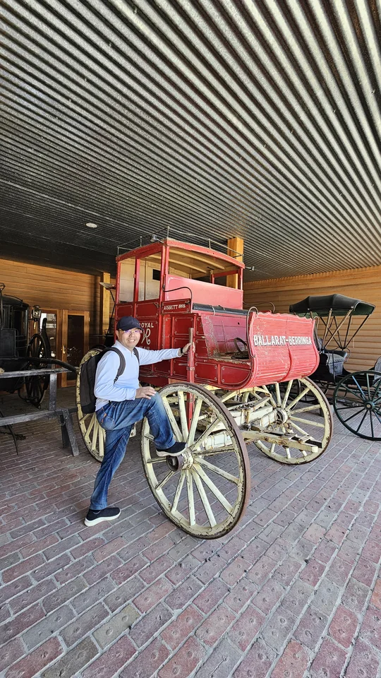 在上城區巧遇巴拉瑞特酒廠（Ballarat Brewery）紅色復古運酒大馬車，踩在巨大木製輪輻上俏皮合影 · 11/03 13:55
