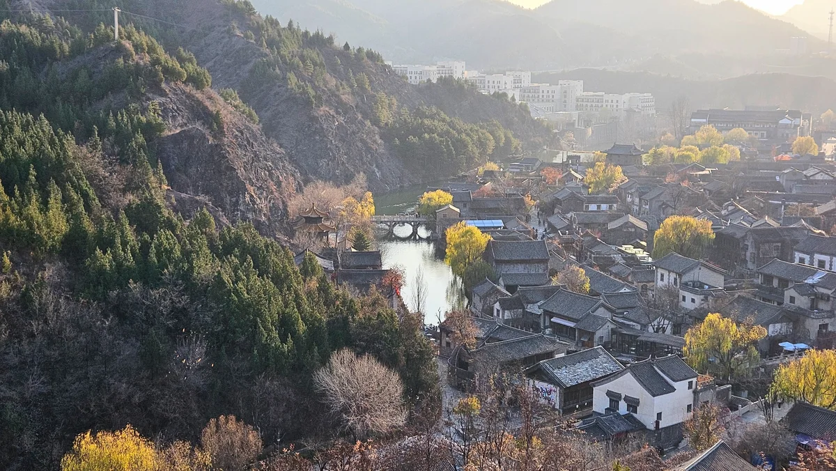 古北水鎮瓦舍與遠方司馬台長城