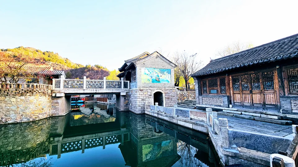 永順染坊大曬布場高掛的藍印花布與長布幔
