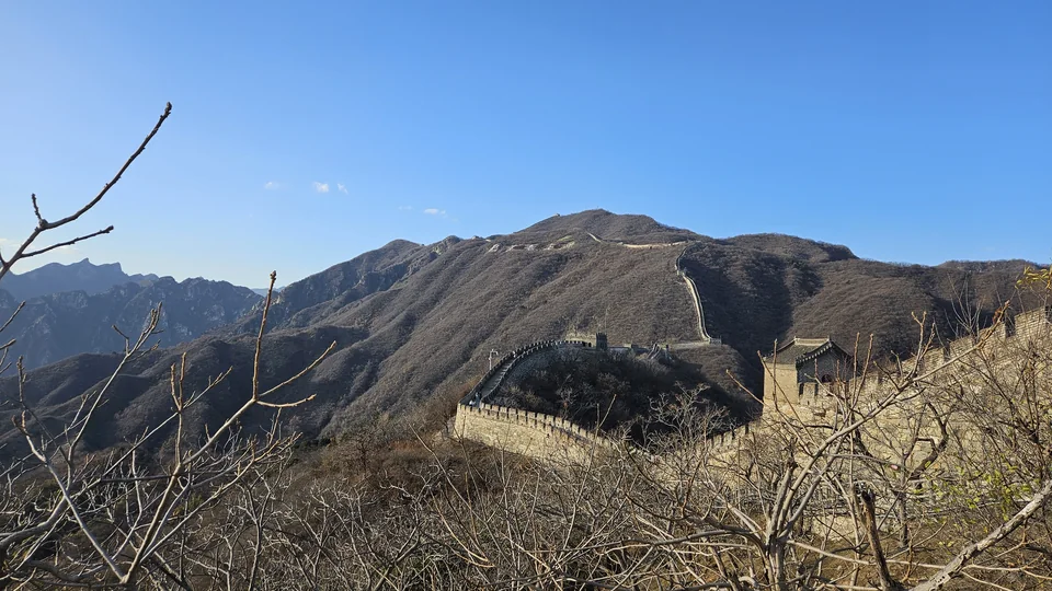 深秋斜陽下的慕田峪長城全景