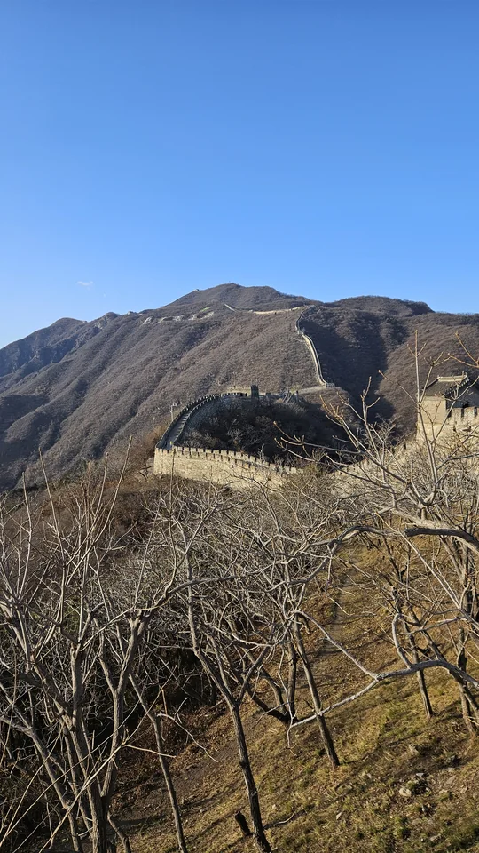 剛登城時遠望山脊長城