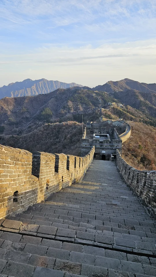 午後陽光灑落在敵樓與石階上