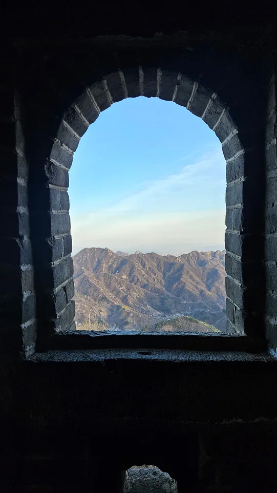 敵樓拱窗框住遠方山巒