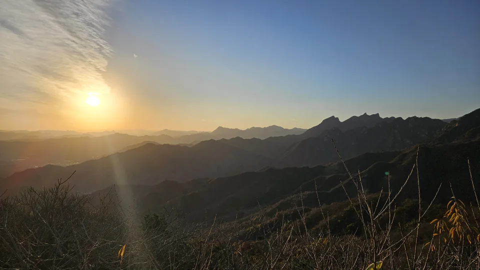 落日前夕照耀在敵樓上的金黃暮色
