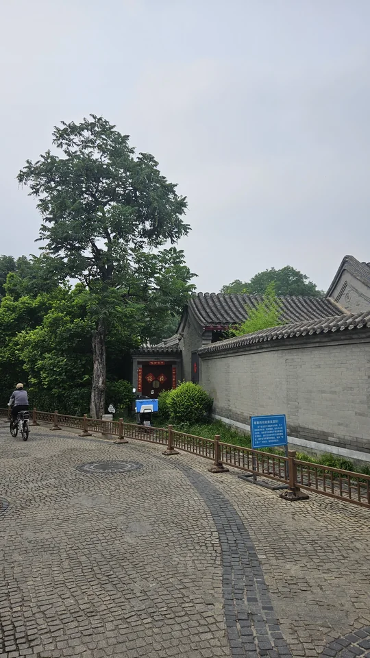 玉河公園旁灰牆石板路
