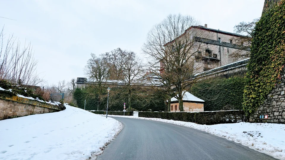 開車登上瑪麗恩堡要塞雪道