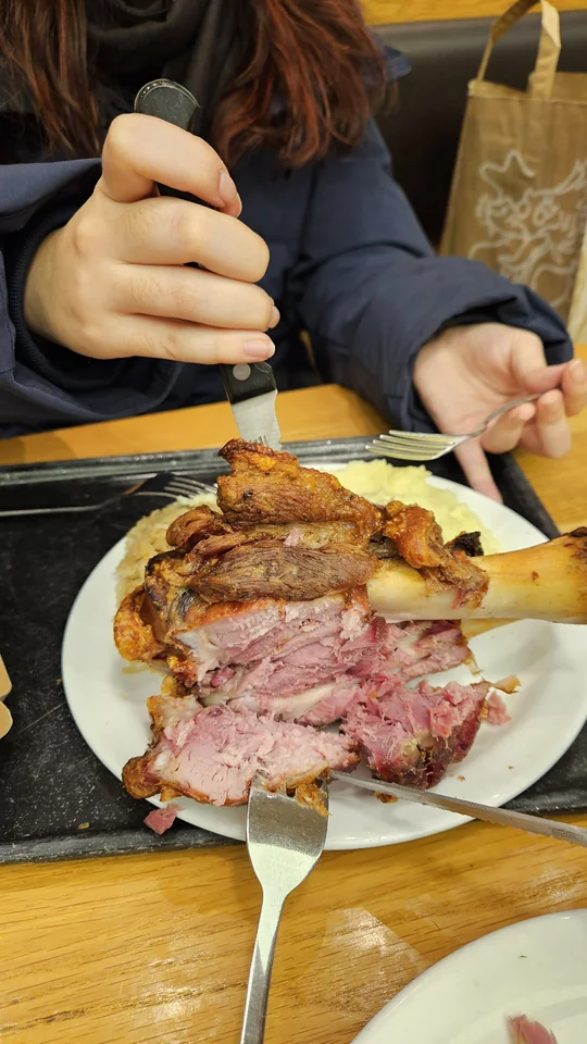 大快朵頤道地德國脆皮烤豬腳 Schweinshaxe、烤雞、德式酸菜與馬鈴薯泥