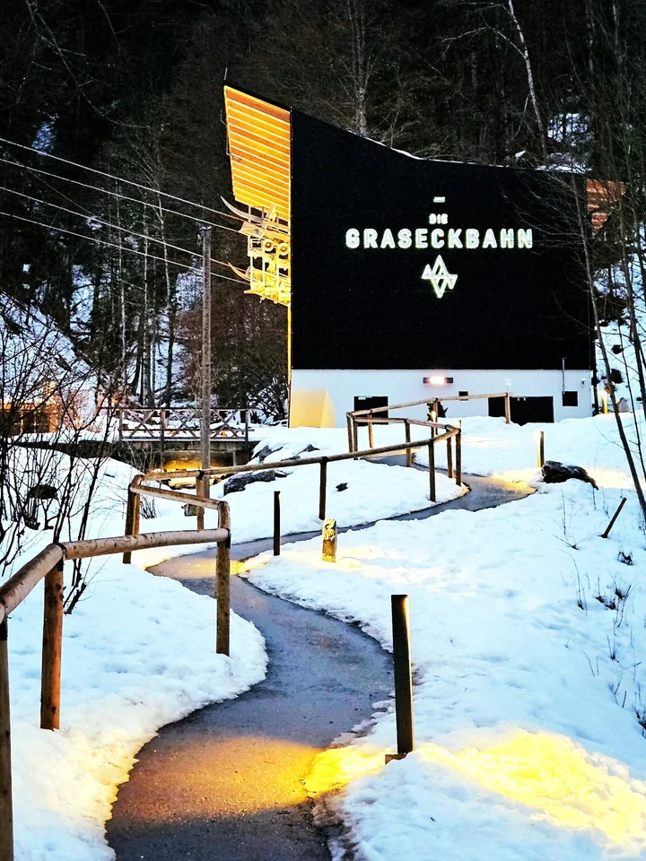 暮色藍調時刻 Das Graseck 飯店全景與阿爾卑斯雪山