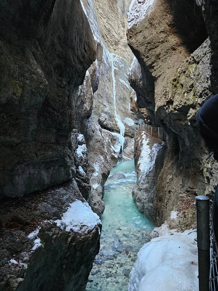 水氣凝結成珠的晶瑩冰晶世界