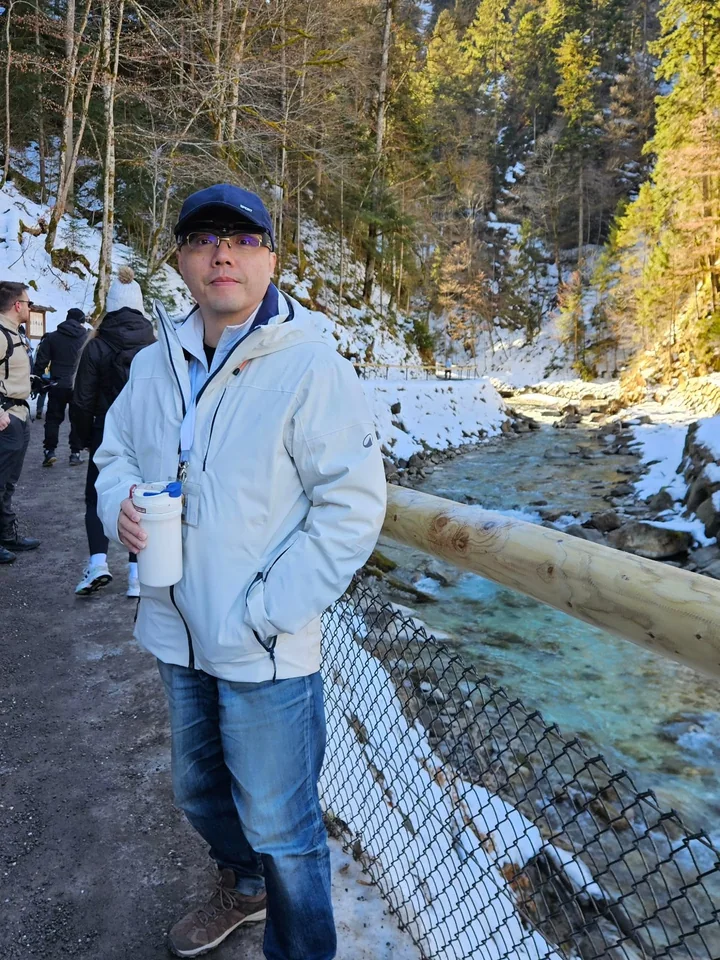 冰瀑與奔流溪水的動靜對比