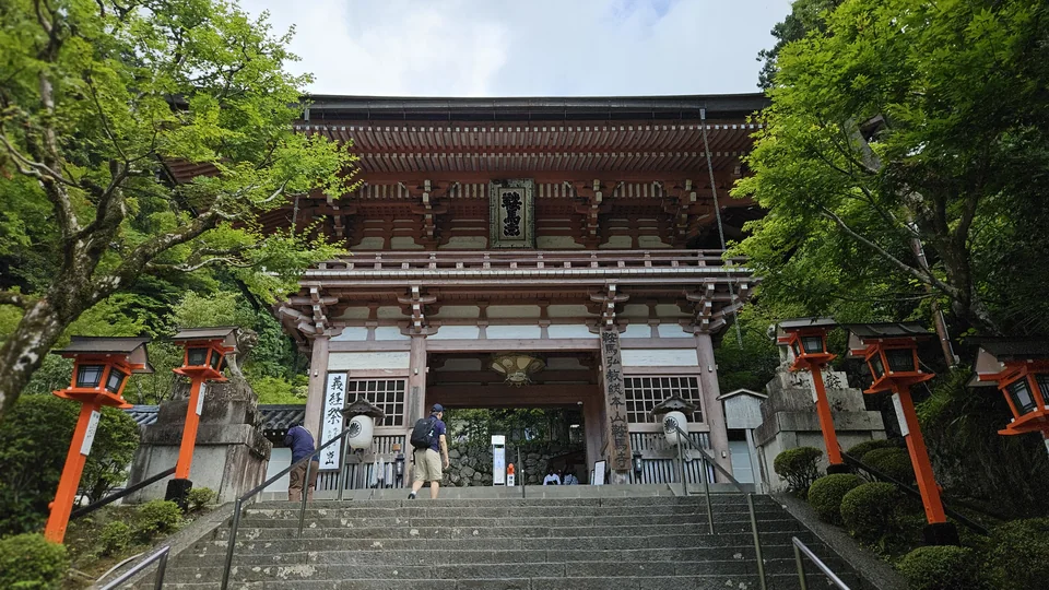 鞍馬寺仁王門與入口石階