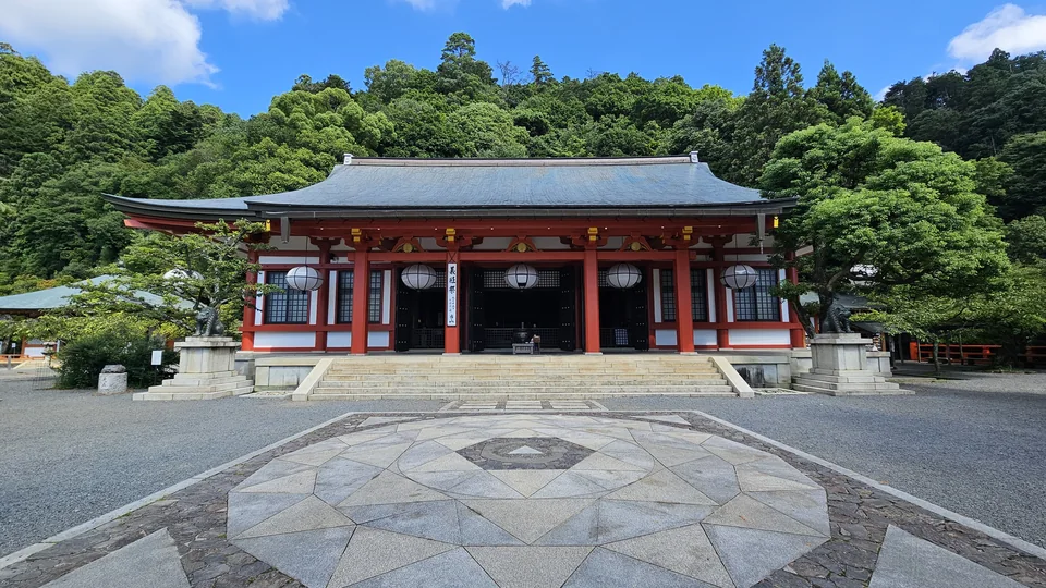 盛夏晴空下的鞍馬寺本殿金堂與六芒星金剛床
