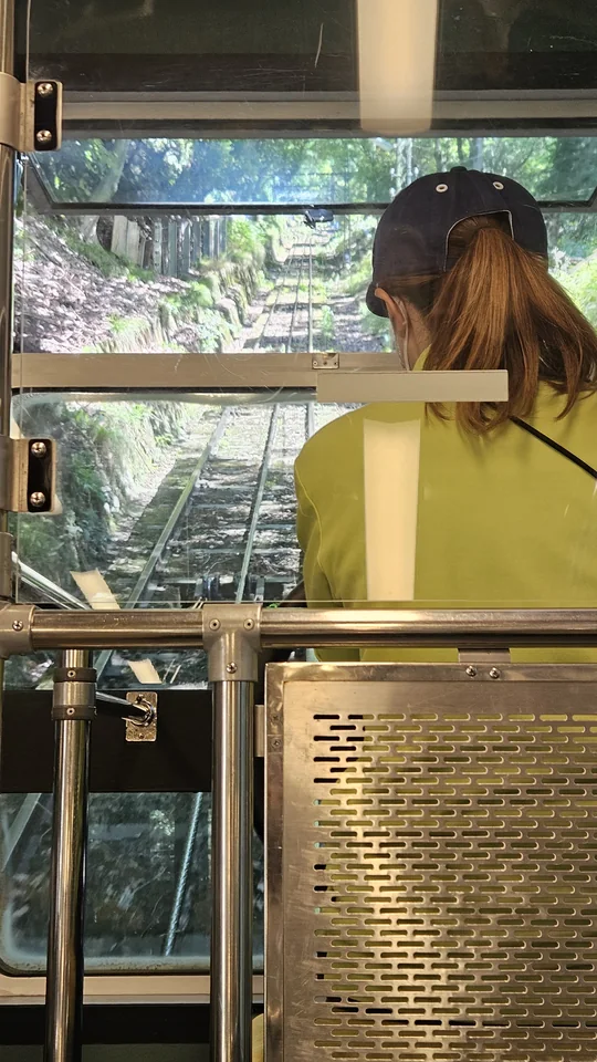 從叡山登山纜車內往下看的陡峭軌道