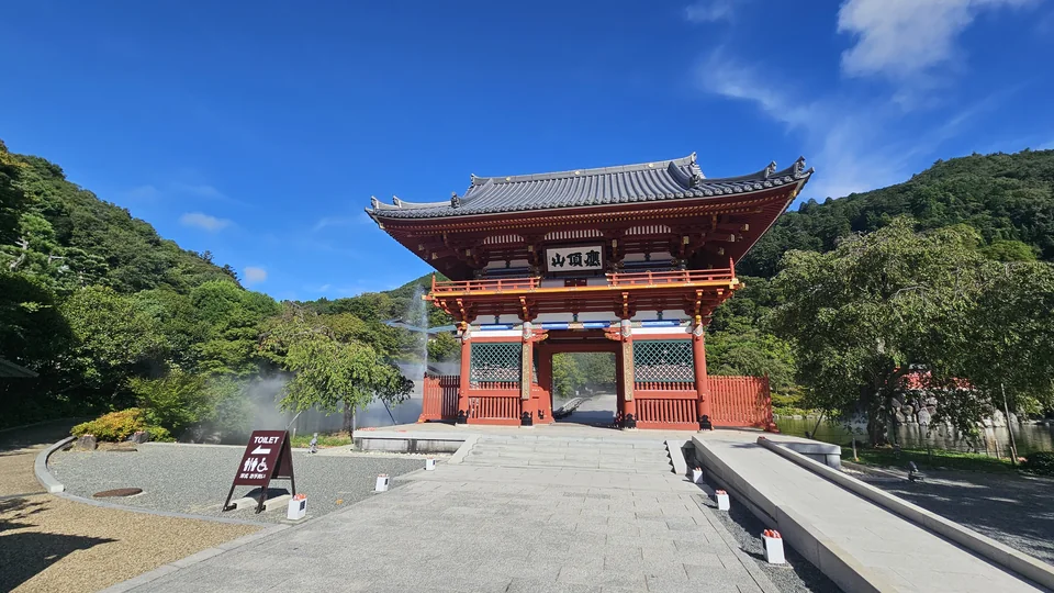 剛開門不久、幾乎無人的勝尾寺入口