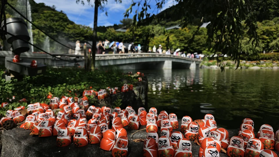勝尾寺池畔與達摩，背景開始出現遊客