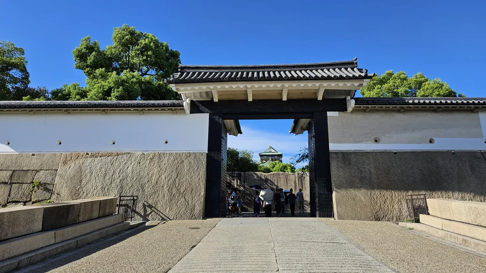 大阪城櫻門與兩側巨大石垣