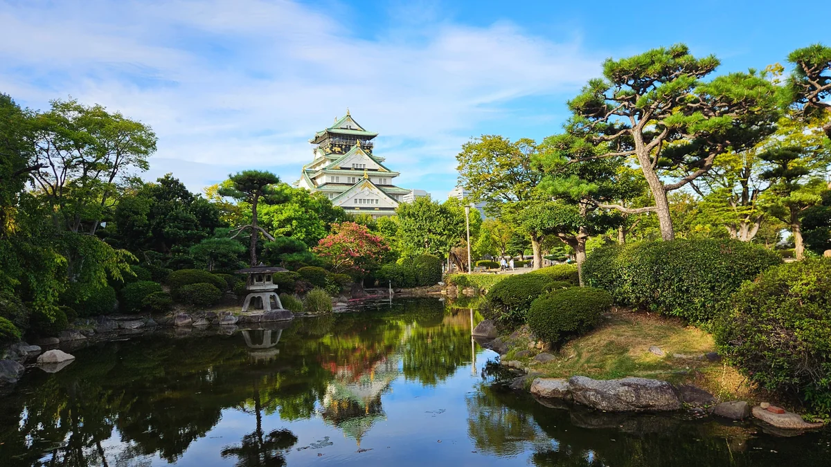 大阪城、本丸日本庭園與池水倒影