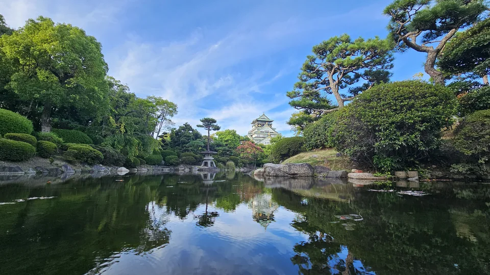 大阪城本丸日本庭園的池水倒影全景